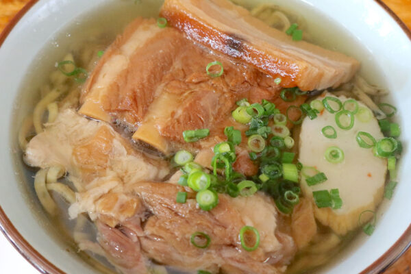 那覇の人気そば店「ゆうなみ 坂下店」で本ソーキ＆軟骨ソーキ＆三枚肉が入ったよもぎ麺のミックスそば