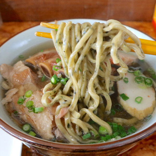 進化したよもぎ練り込み麺