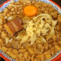 どこまでも背脂！ 那覇「麺や偶 もとなり 本店」の限定・背徳黒醤油ラーメン