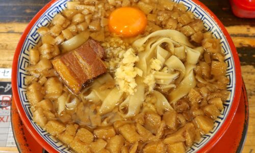 どこまでも背脂！ 那覇「麺や偶 もとなり 本店」の限定・背徳黒醤油ラーメン