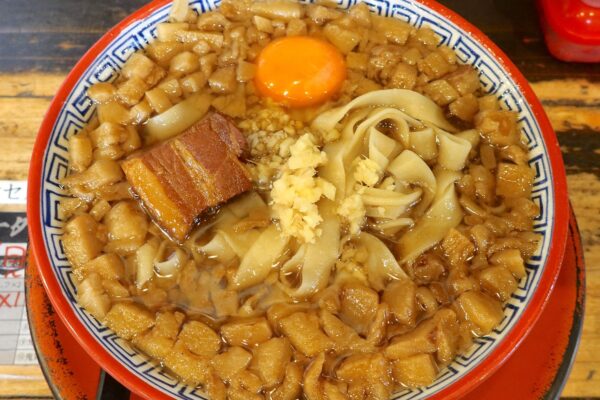どこまでも背脂！ 那覇「麺や偶 もとなり 本店」の限定・背徳黒醤油ラーメン
