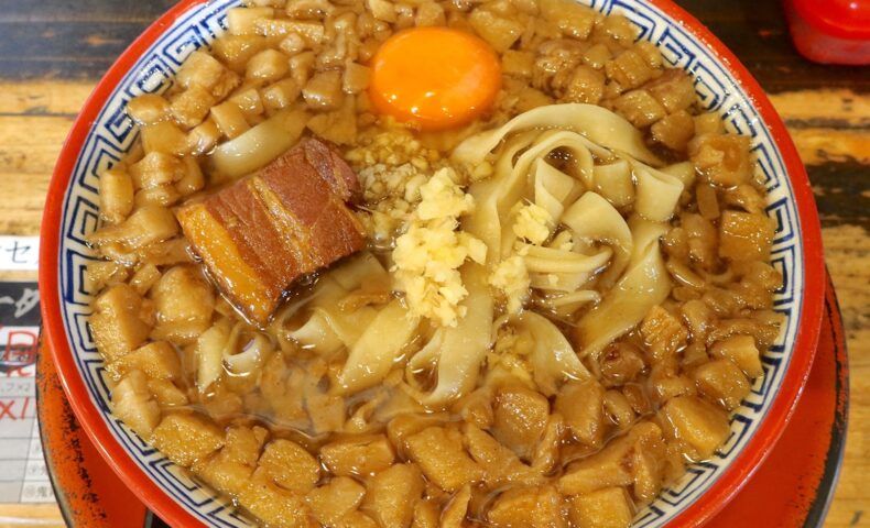 どこまでも背脂! 那覇「麺や偶 もとなり 本店」の限定・背徳黒醤油ラーメン