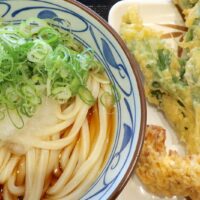 「丸亀製麺」で緑の超デカ天ぷら・糸満モロヘイヤ＆ぶっかけうどん