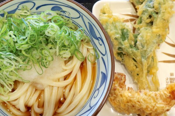 「丸亀製麺」で緑の超デカ天ぷら・糸満モロヘイヤ＆ぶっかけうどん