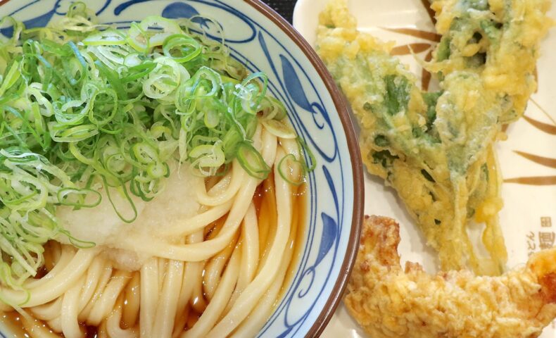 「丸亀製麺」で緑の超デカ天ぷら・糸満モロヘイヤ＆ぶっかけうどん