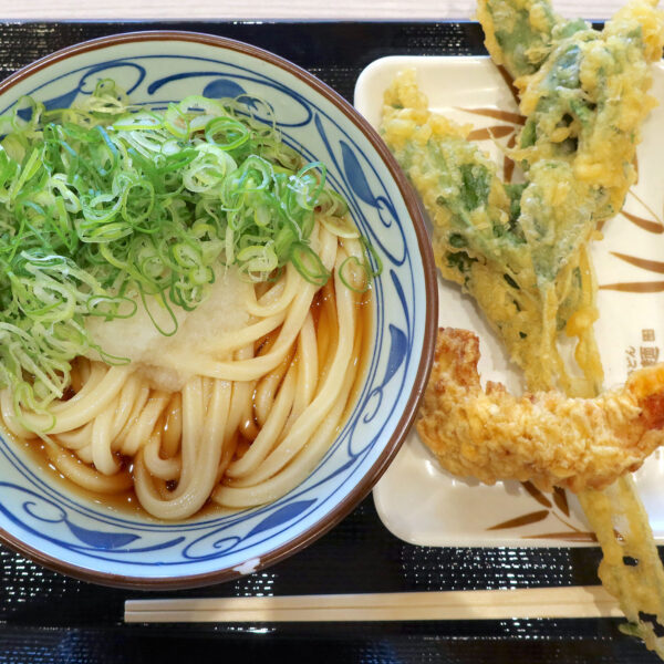 ぶっかけ冷大（600円）＋大根おろし（90円）＋モロヘイヤ天（110円）＋かしわ天（210円）