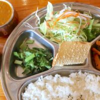 浦添・勢理客「ネパール食堂 くまり」でダルバットランチセット＋ココナッツナン