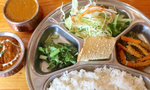 浦添・勢理客「ネパール食堂 くまり」でダルバットランチセット＋ココナッツナン