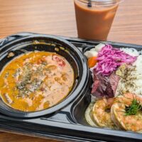 ちゃんぷる～フェスティバルの会場でシホノカリー 2種盛りカリー＆アイスオーツミルクチャイ