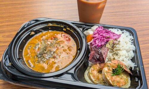 ちゃんぷる~フェスティバルの会場でシホノカリー 2種盛りカリー&アイスオーツミルクチャイ