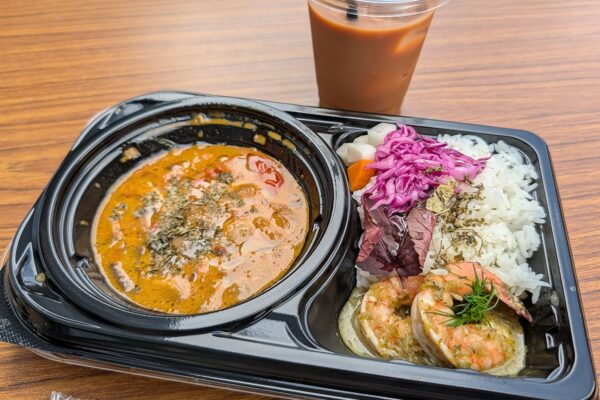 ちゃんぷる～フェスティバルの会場でシホノカリー 2種盛りカリー＆アイスオーツミルクチャイ