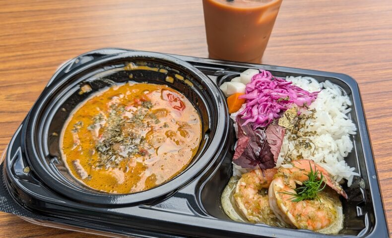 ちゃんぷる～フェスティバルの会場でシホノカリー 2種盛りカリー＆アイスオーツミルクチャイ