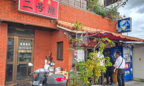 那覇のローカル居酒屋「二号線」が販売している550円のサバ煮付け弁当