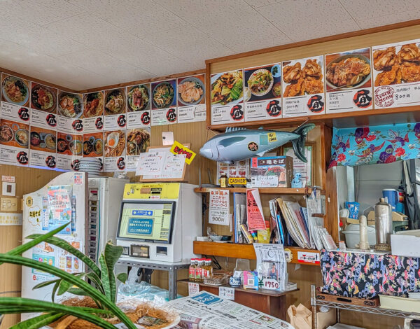 那覇・港町「本家 亀そば」 店内