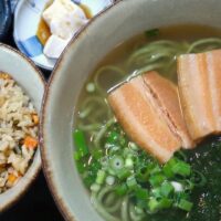 八重瀬の古民家で沖縄そば！ 「屋宜家」でアーサそばセット