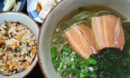 八重瀬の古民家で沖縄そば！ 「屋宜家」でアーサそばセット