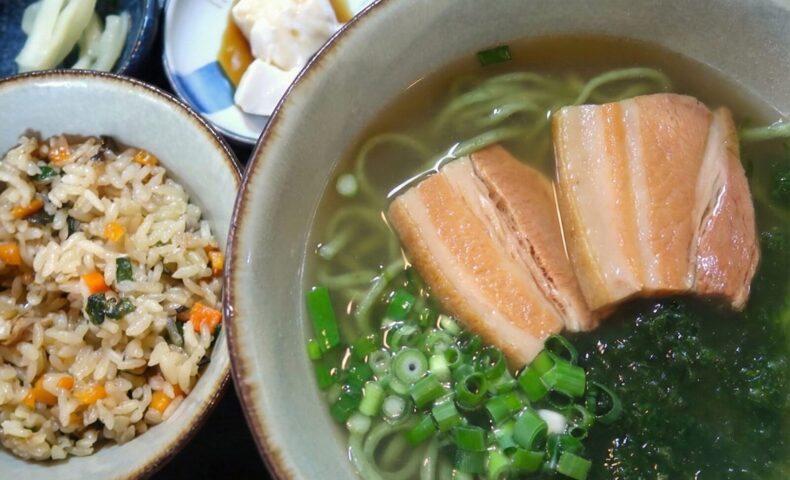 八重瀬の古民家で沖縄そば！ 「屋宜家」でアーサそばセット