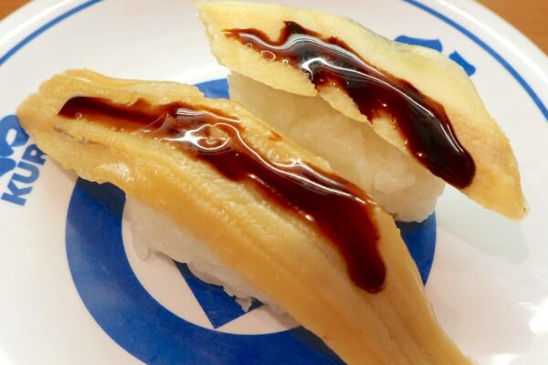 「くら寿司」の通常メニュー・あなご（120円）とフェアメニュー・煮穴子握り（110円）を食べ比べてみた