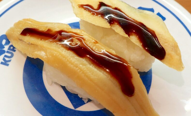 「くら寿司」の通常メニュー・あなご（120円）とフェアメニュー・煮穴子握り（110円）を食べ比べてみた