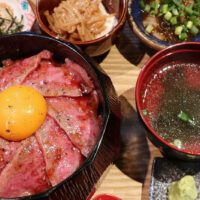 那覇「焼鳥居酒屋ポロロ」でまぶしいランチ！ 黒毛和牛とろ玉肉まぶし