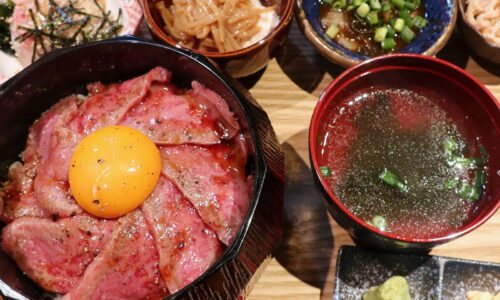 那覇「焼鳥居酒屋ポロロ」でまぶしいランチ！ 黒毛和牛とろ玉肉まぶし