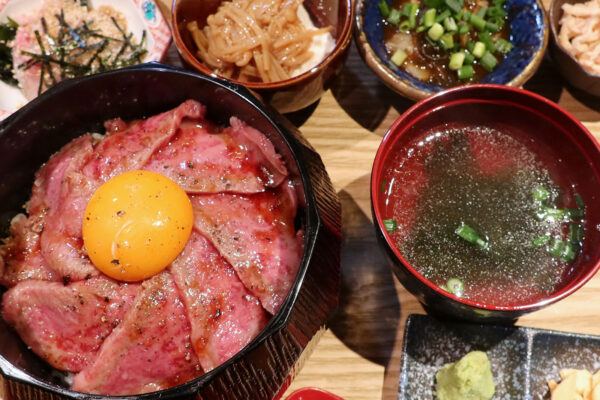 那覇「焼鳥居酒屋ポロロ」でまぶしいランチ！ 黒毛和牛とろ玉肉まぶし