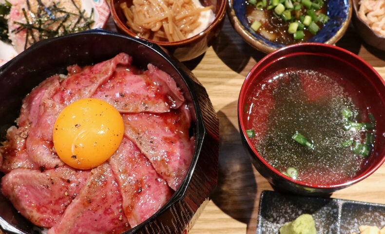 那覇「焼鳥居酒屋ポロロ」でまぶしいランチ！ 黒毛和牛とろ玉肉まぶし