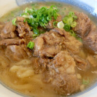 那覇・寄宮「牛そば焼肉しんちゃん」でホロホロの牛肉とむちむちの麺がおいしい牛そば小