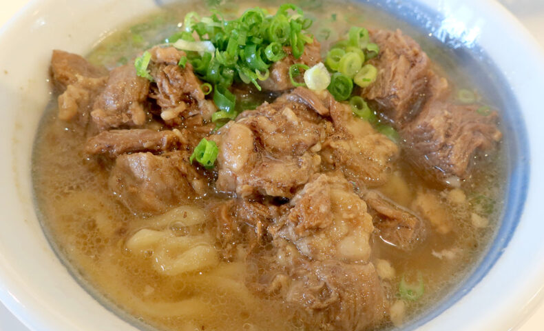 那覇・寄宮「牛そば焼肉しんちゃん」でホロホロの牛肉とむちむちの麺がおいしい牛そば小