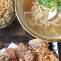 那覇・首里「きんそば」で限定・炙り本ソーキそば+さんぴん茶葉香るじゅーしー