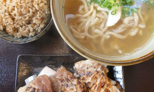 那覇・首里「きんそば」で限定・炙り本ソーキそば+さんぴん茶葉香るじゅーしー