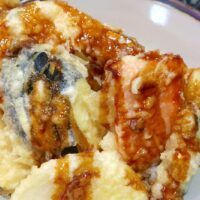 那覇・前島「魚屋直営すし食堂 魚まる」で特大あなご天丼&〆サバ握り