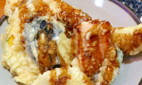 那覇・前島「魚屋直営すし食堂 魚まる」で特大あなご天丼&〆サバ握り