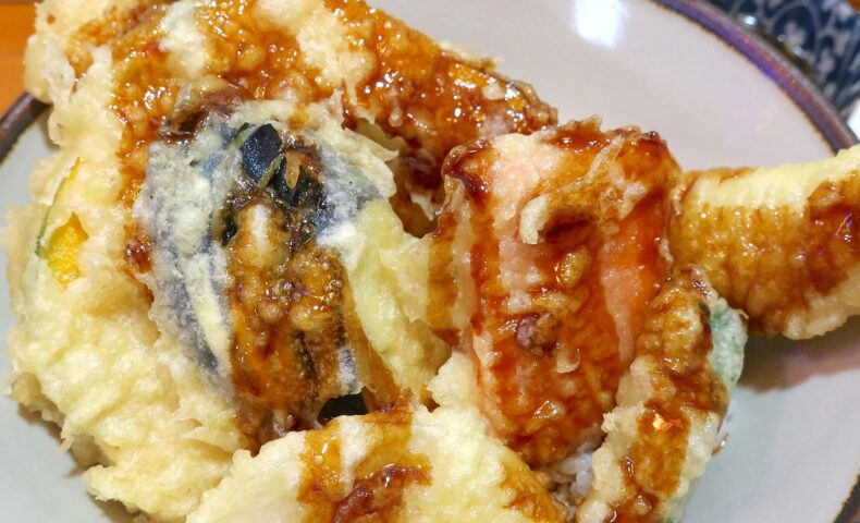 那覇・前島「魚屋直営すし食堂 魚まる」で特大あなご天丼&〆サバ握り