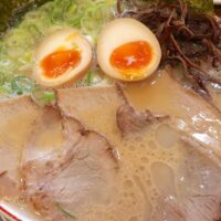 那覇・旭橋「直ちゃんラーメン」の全部入りラーメンをカスタマイズして長浜ラーメンを思い出す