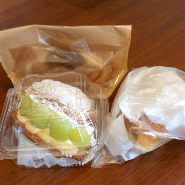 買ってきたパン３つ