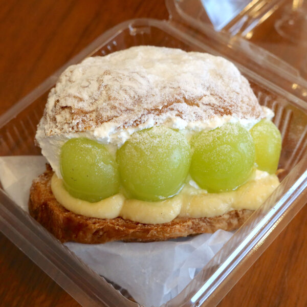 シャインマスカットのデニッシュサンド（380円）