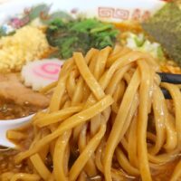 那覇「赤ひげラーメン」でぬーじボンボンとのコラボメニュー・黒カレーラーメン