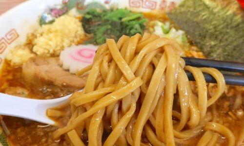 那覇「赤ひげラーメン」でぬーじボンボンとのコラボメニュー・黒カレーラーメン