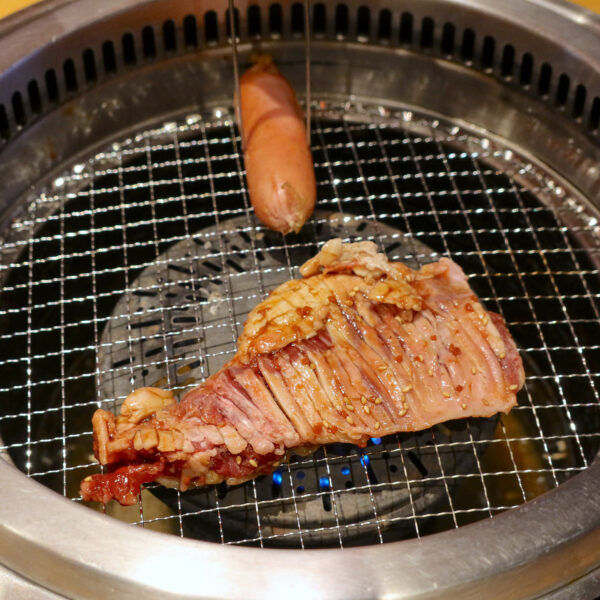 きんぐカルビから焼いていきます。