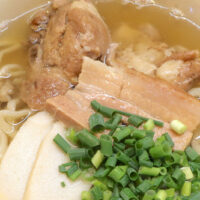 国際通りの端っこにある立ち食いの沖縄そば「安里屋すば」でソーキが美味しい沖縄そば