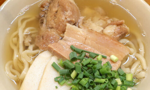 国際通りの端っこにある立ち食いの沖縄そば「安里屋すば」でソーキが美味しい沖縄そば