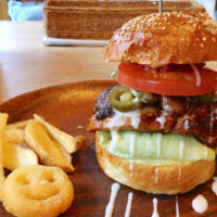 那覇「FLIP-FLOP」でマンスリー・バッファローチキンバーガー＋ハラペーニョ