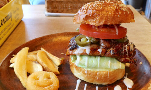 那覇「FLIP-FLOP」でマンスリー・バッファローチキンバーガー＋ハラペーニョ