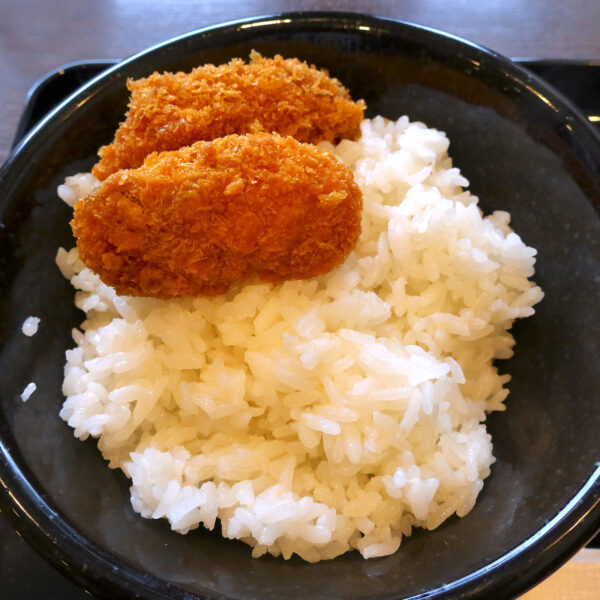 カキフライはご飯の上に