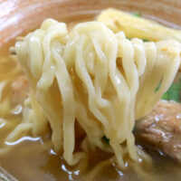 ユニークな出汁とつるつる麺が美味しい宜野湾「介そば」のミックスそば＆ジューシー肉丼