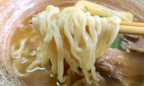 ユニークな出汁とつるつる麺が美味しい宜野湾「介そば」のミックスそば＆ジューシー肉丼