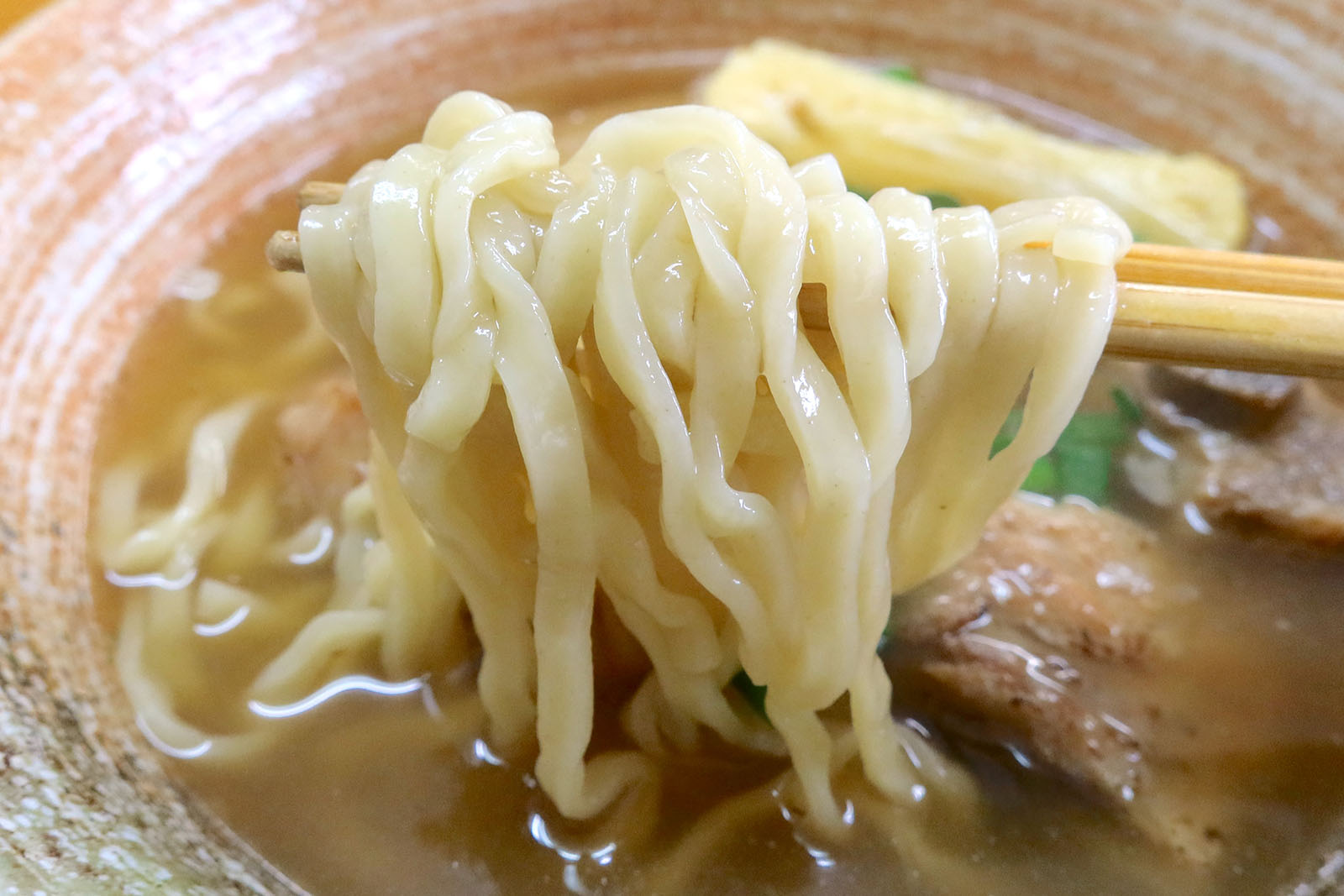 ユニークな出汁とつるつる麺が美味しい宜野湾「介そば」のミックスそば