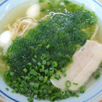 朝７時から営業している那覇・牧志「花はな商店」で沖縄の海藻を使ったアーサそば