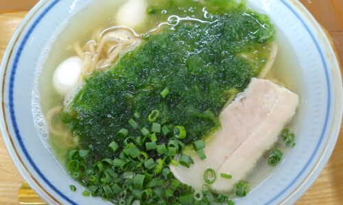朝７時から営業している那覇・牧志「花はな商店」で沖縄の海藻を使ったアーサそば